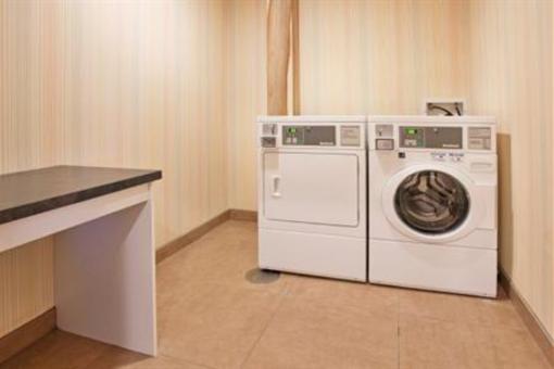 фото отеля Holiday Inn Express & Suites Lincoln Airport