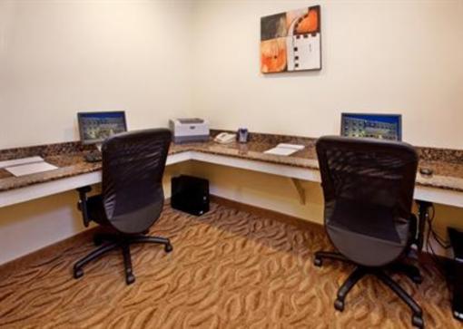фото отеля Holiday Inn Express & Suites Lincoln Airport