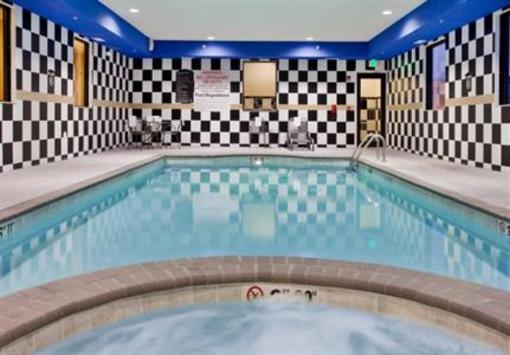 фото отеля Holiday Inn Express & Suites Lincoln Airport