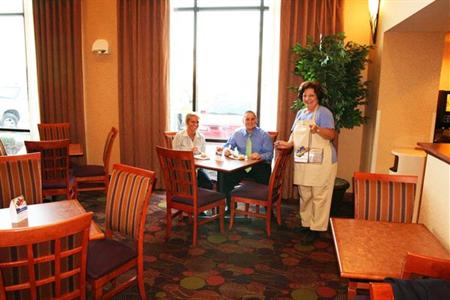 фото отеля Hampton Inn & Suites Airport Grand Rapids