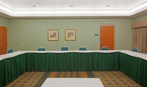 фото отеля Holiday Inn Airport Manchester (New Hampshire)
