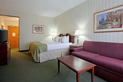фото отеля Holiday Inn Airport Manchester (New Hampshire)