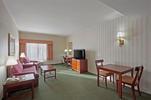 фото отеля Holiday Inn Airport Manchester (New Hampshire)