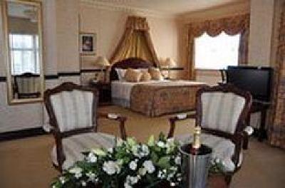 фото отеля Seven Oaks Hotel