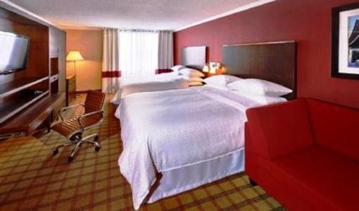 фото отеля Four Points by Sheraton Toronto Mississauga