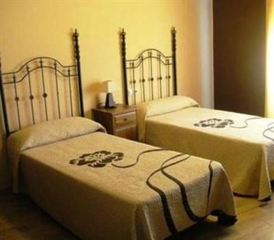 фото отеля Hostal Alcarayon Pilas