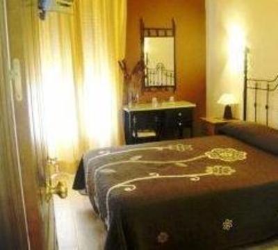 фото отеля Hostal Alcarayon Pilas