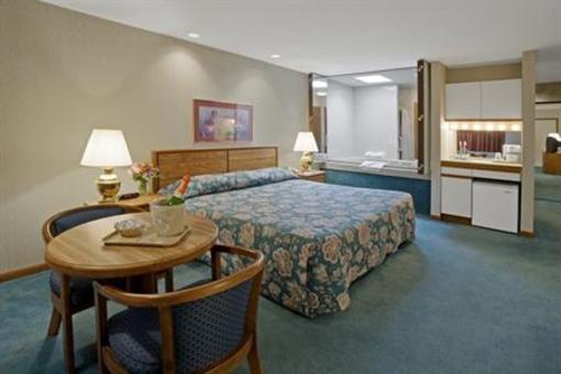 фото отеля Country Hearth Inn & Suites Mackinaw City