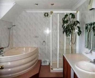 фото отеля Greystone Pool B&B Looe
