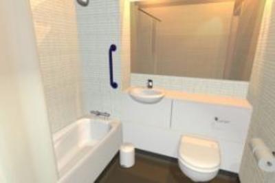 фото отеля Travelodge Leeds Bradford Airport