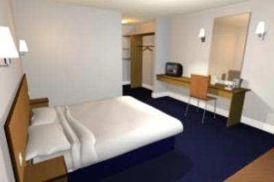 фото отеля Travelodge Leeds Bradford Airport