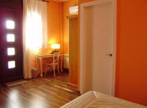 фото отеля Hostal Cal Music Premia de Dalt