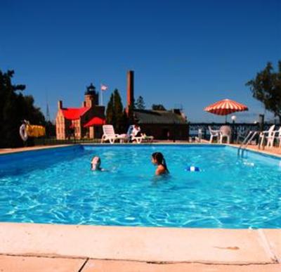 фото отеля Riviera Motel Mackinaw City