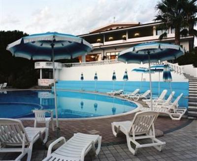 фото отеля Hotel Villaggio Pineta Petto Bianco