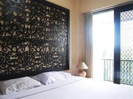 фото отеля Shinju Apartement Cilandak