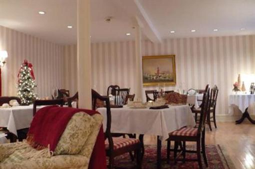 фото отеля Carriage House B&B