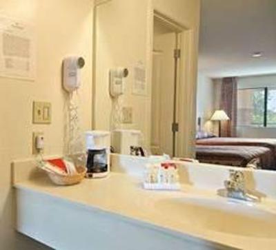 фото отеля Ramada at Arrowhead Mall