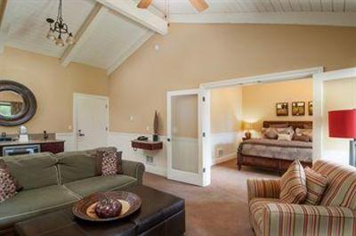 фото отеля Lighthouse Lodge & Suites