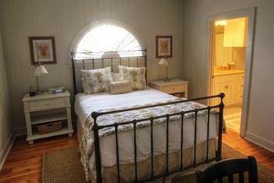 фото отеля Mainsail Beach Inn Holmes Beach