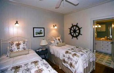 фото отеля Mainsail Beach Inn Holmes Beach