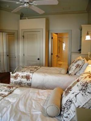 фото отеля Mainsail Beach Inn Holmes Beach