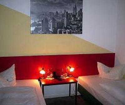 фото отеля Im Tonnchen Aparthotel Duesseldorf