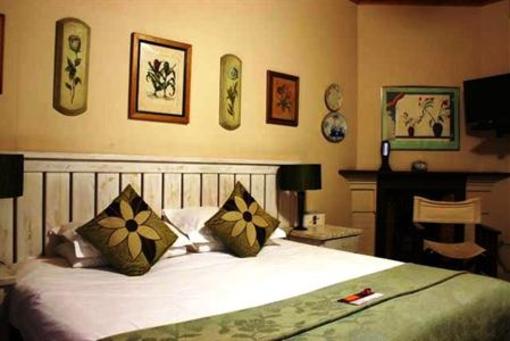 фото отеля 33 on First Guest House