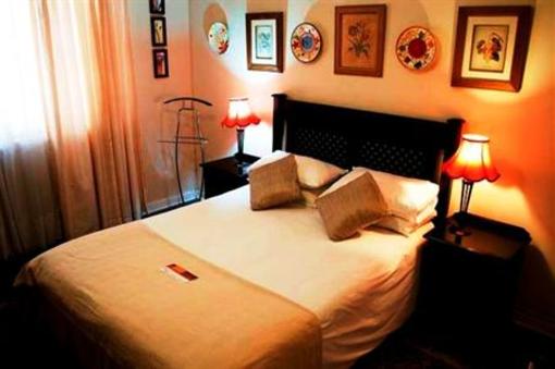 фото отеля 33 on First Guest House