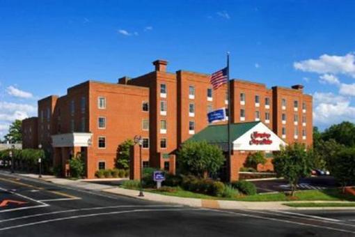 фото отеля Hampton Inn and Suites Charlottesville - At The University