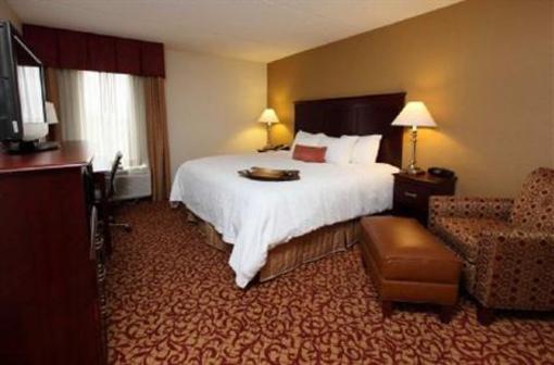 фото отеля Hampton Inn and Suites Charlottesville - At The University