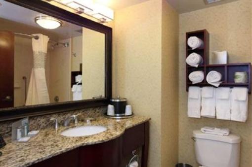 фото отеля Hampton Inn and Suites Charlottesville - At The University