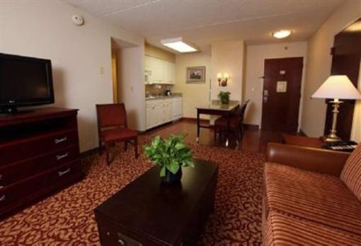 фото отеля Hampton Inn and Suites Charlottesville - At The University