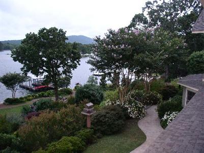 фото отеля Lookout Point Lakeside Inn Bed and Breakfast