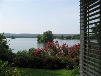 фото отеля Lookout Point Lakeside Inn Bed and Breakfast