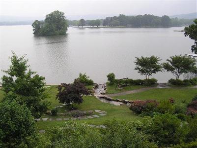 фото отеля Lookout Point Lakeside Inn Bed and Breakfast