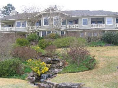 фото отеля Lookout Point Lakeside Inn Bed and Breakfast