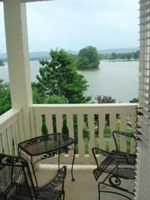 фото отеля Lookout Point Lakeside Inn Bed and Breakfast