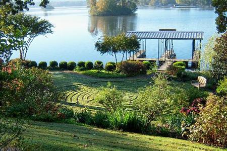 фото отеля Lookout Point Lakeside Inn Bed and Breakfast