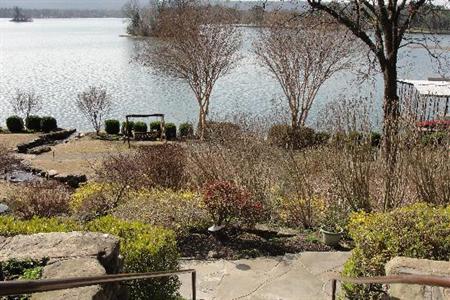 фото отеля Lookout Point Lakeside Inn Bed and Breakfast