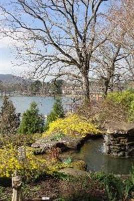 фото отеля Lookout Point Lakeside Inn Bed and Breakfast