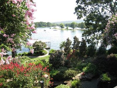 фото отеля Lookout Point Lakeside Inn Bed and Breakfast