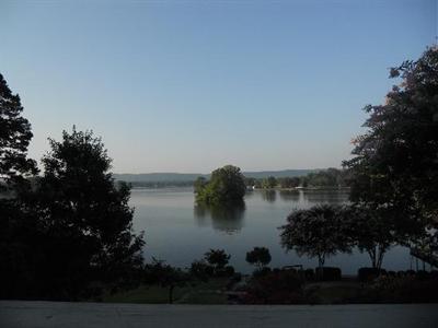фото отеля Lookout Point Lakeside Inn Bed and Breakfast