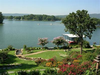 фото отеля Lookout Point Lakeside Inn Bed and Breakfast