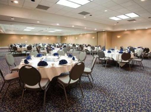 фото отеля Holiday Inn Denver East Stapleton
