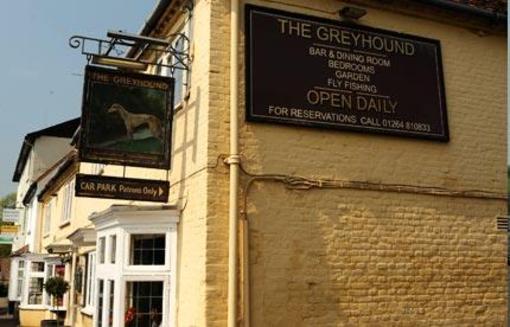 фото отеля The Greyhound Inn at Stockbridge