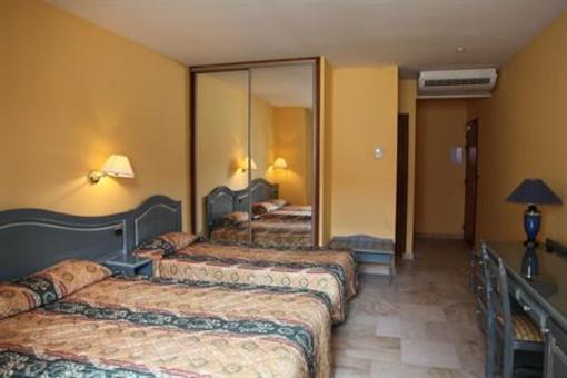 фото отеля Logis Le Saint Nicolas