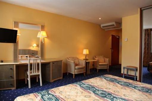 фото отеля Logis Le Saint Nicolas