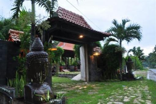 фото отеля Astuti Gallery Homestay