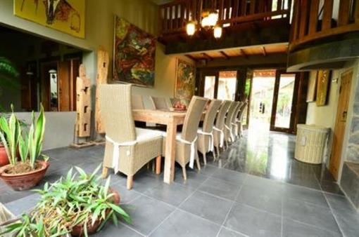 фото отеля Astuti Gallery Homestay
