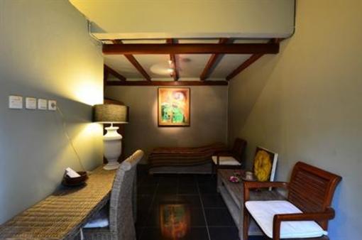 фото отеля Astuti Gallery Homestay
